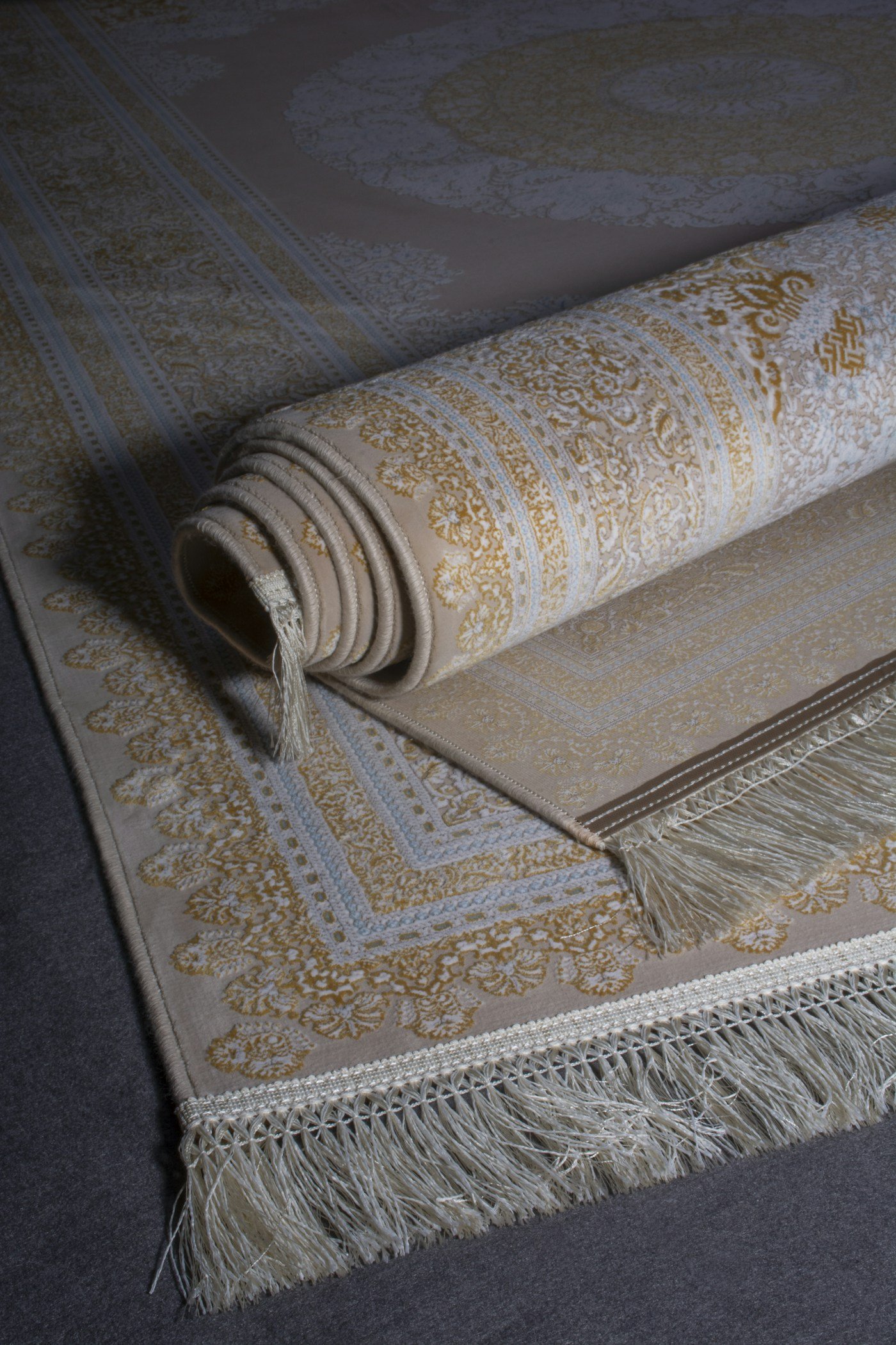 Salon naturel avec tapis lavable clair et canapé beige